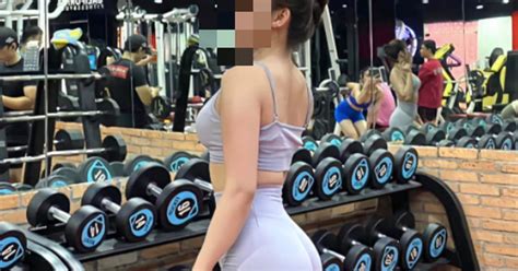 Khoe đường cong bốc lửa trên sân cầu lông hot gymmer hút 12 nghìn lượt