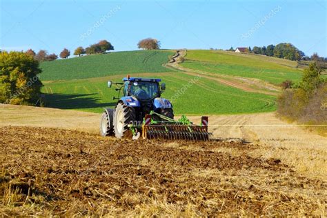 Tractor De Granja En El Campo De Trabajo Tierra De Arado 2022