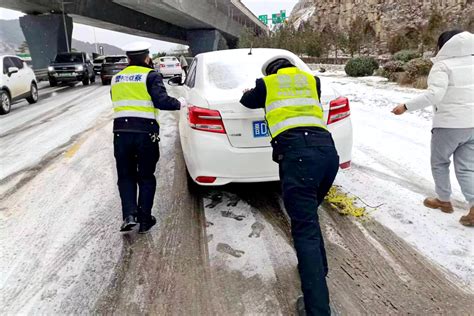 全省公安交警积极应对降雪 全员上路保安全澎湃号·政务澎湃新闻 The Paper