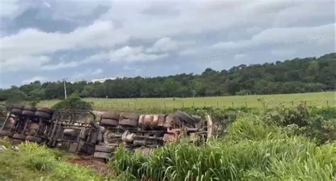 BR 163 fica interditada após acidente entre caminhonete e veículos de carga