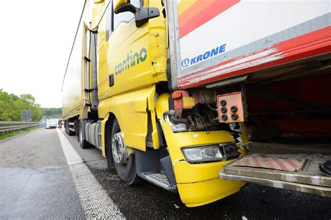 Fotostrecke Fünf Lastwagen auf A8 verkeilt Stau Chaos nach schwerem