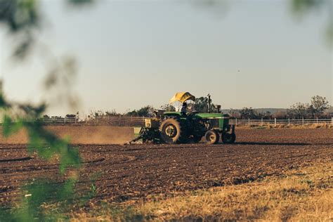 AgTech John Deere Reveals Fully Autonomous 8R Tractor WorldAgJournal