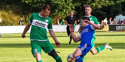 Fu Ball Bezirksliga West Manuel Friedlein Vom Sv Friesen Spricht Ber