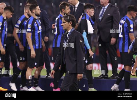 El entrenador del Inter de Milán Simone Inzaghi se ve abatido durante