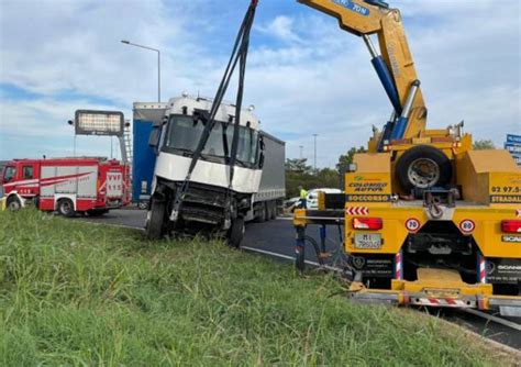 Tir Esce Fuori Strada Ad Arluno Enne In Ospedale Legnanonews