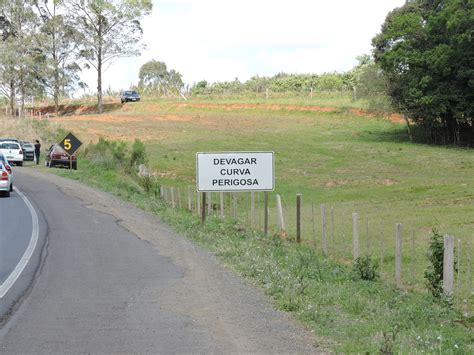 Carreta Tomba Na Curva Da Morte E Popula O Saqueia Carga De Bebidas