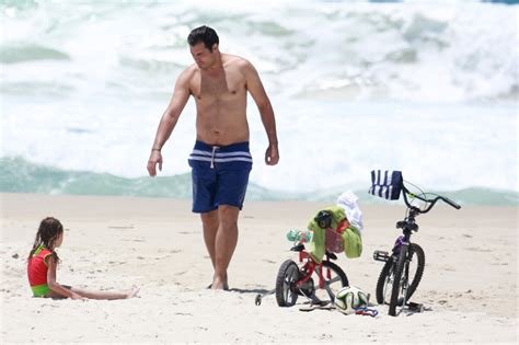 Foto Thiago Lacerda De Alto Astral Curte Praia Na Companhia Dos