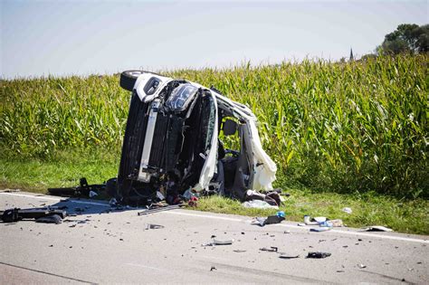 Autofahrer aus dem Kreis Eichstätt stirbt nach Lkw Unfall auf B12 in