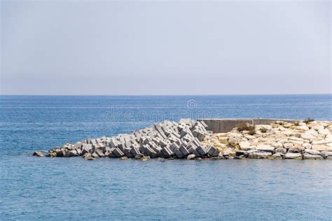 Bloques De Aguas Residuales A Orillas Del Mar Mar Mediterr Neo Frente