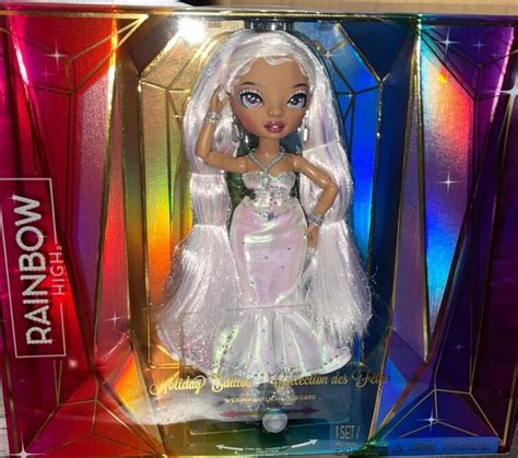 Rainbow High Roxie Grand 2022 Holiday Edition Town