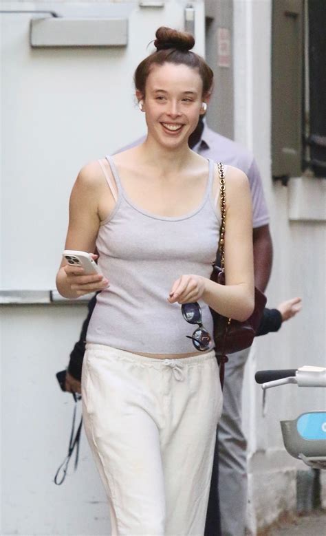 Ella Beatty Natural Look On NYC Street 04 28 2025 CelebMafia