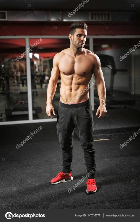 Fit man working out at gym — Stock Photo © dusanpetkovic #147035777