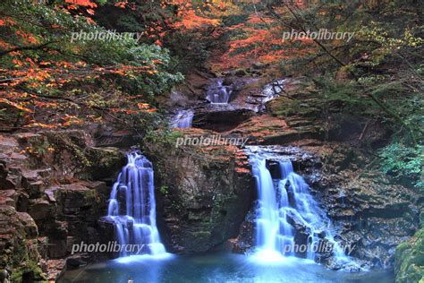 三重県 赤目四十八滝の紅葉 写真素材 [ 5820832 ] フォトライブラリー Photolibrary