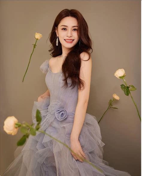 Chung Hân Đồng tự tin diện bikini khoe vóc dáng mảnh mai ở tuổi Phụ Nữ Gia Đình