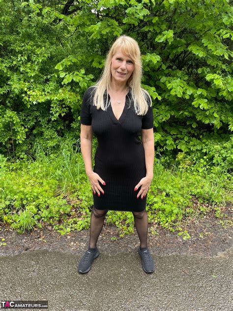 Middle Aged Blonde Sweet Susi Finger Spreads Her Pussy During Outdoor Action CoedCherry