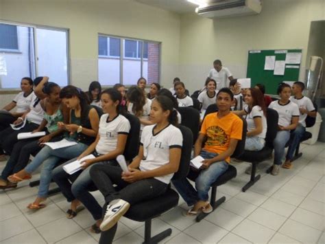 Alunos da Escola Filgueiras Lima vão ao Cartório Eleitoral adquirir o