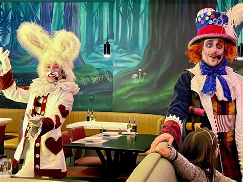 Parques E Restaurantes Tem Ticos Em Gramado Alice E O Chapeleiro