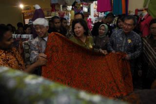 Mari Elka Pangestu Memilih Kain Batik Di Thamrin City Datatempo