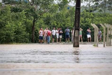 Rio Jaboatão transborda e moradores ficam ilhados nas proximidades da