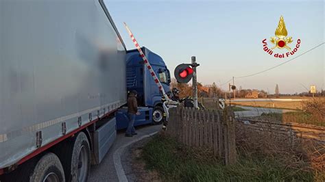 La Sbarra Del Passaggio A Livello Si Abbassa E Il Tir Resta Bloccato A