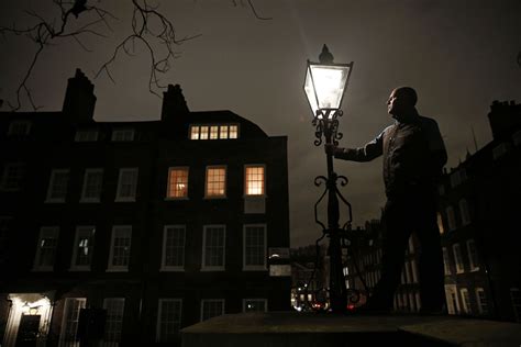 A Londres les allumeurs de réverbères attisent les feux de l Histoire