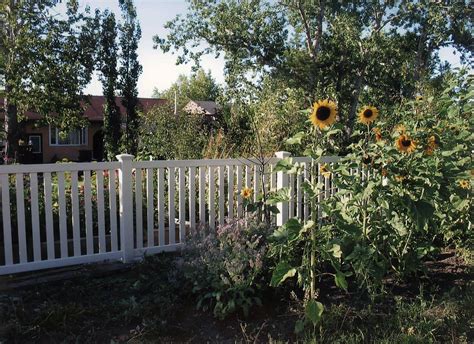 Vinyl Impressions Closed Picket Vinyl Fence