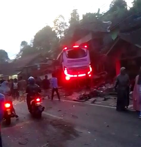 Kecelakaan Maut Bus Pariwisata Tabrak 3 Rumah 3 Orang Meninggal 24