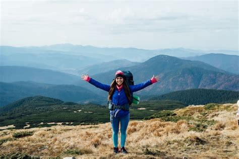 Caminante Con Mochila De Pie En La Cima De La Monta A Con Las Manos