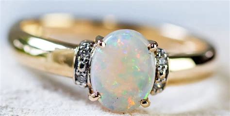 Đá Opal trắng 1 viên đá màu trắng sữa lấp lánh ánh kim