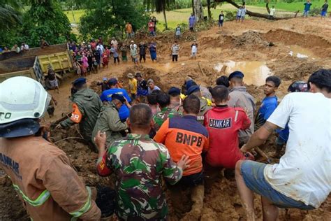 10 Korban Banjir Tanah Longsor Pesisir Selatan Meninggal Dunia Antara