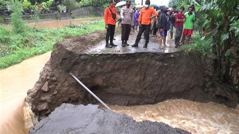 Dua Titik Tanggul Jebol Di Sungai Aji Kendal Mulai Diperbaiki