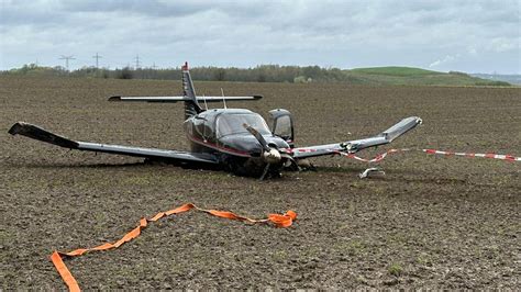 Großeinsatz in Dortmund Flugzeug stürzt bei Start auf Acker