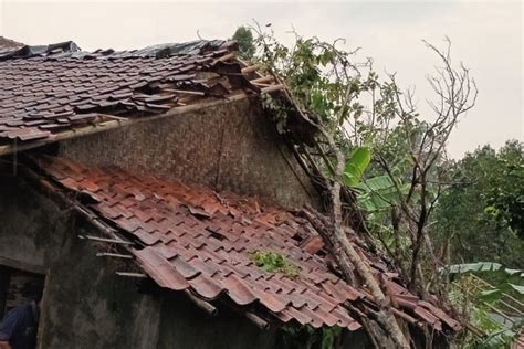 Rumah Di Ciambar Sukabumi Nyaris Ambruk Diterjang Angin Puting Beliung