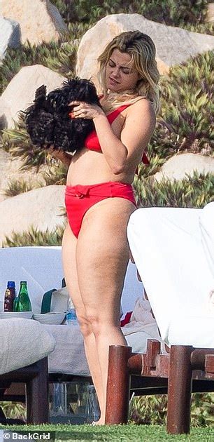 Bebe Rexha befason me dukjen në bikini ndërsa shijon pushimet me të dashurin e saj në Meksikë