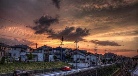 Puesta De Sol Okazaki Prefectura De Aichi Jap N Casa Blanca Y Gris