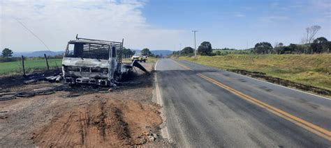 Caminh O Fica Destru Do Ap S Ser Consumido Por Fogo Em Rodovia De