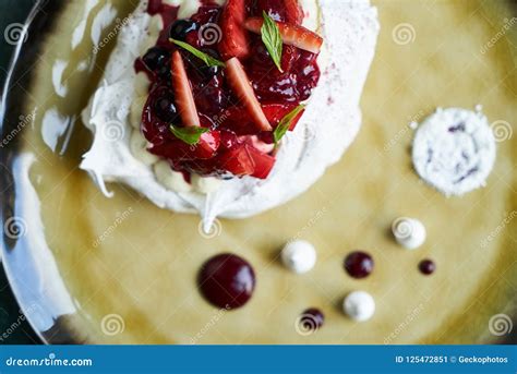 Torta Del Merengue De Pavlova Con Las Bayas Y La Crema Frescas De Las