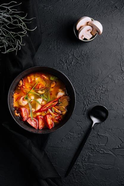 Sopa Tailandesa Caliente Y Picante De Tom Yum Goong Foto Premium