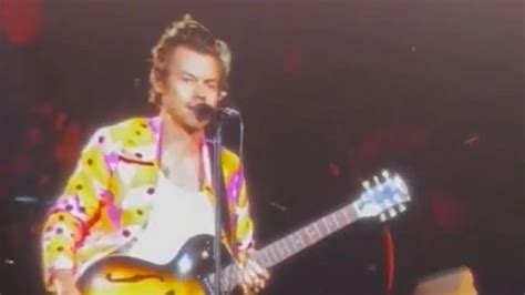 V Deo El Cantante Harry Styles Rinde Un Sentido Homenaje A La Reina