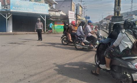 Wujud Pelayanan Prima Unit Lalu Lintas Polsek Haurgeulis Melaksanakan