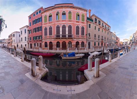 Casas Venecianas Tradicionales A Lo Largo Del Canal Al Atardecer