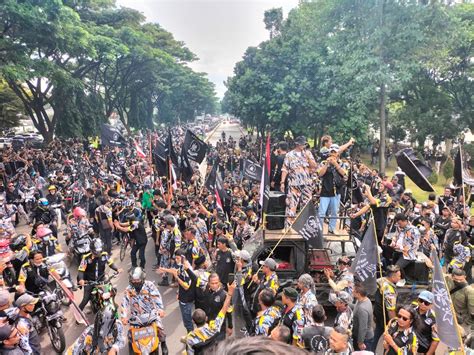 Ratusan Massa Ormas GMBI Demo Bawa Keranda Mayat Di Mapolda Jawa Barat