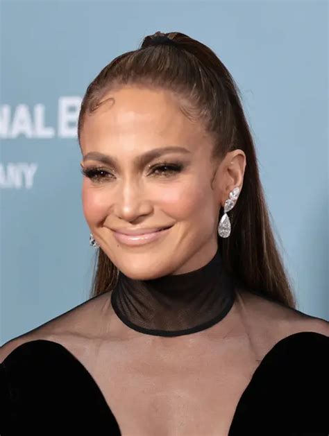 FOTO Pakai Gaun Tembus Pandang Jennifer Lopez Pamer Lekuk Tubuh Di