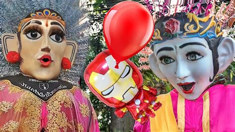 Dua Ondel Ondel Cantik Sedang Asik Main Tiup Balon Merah Dan Ironmen Di