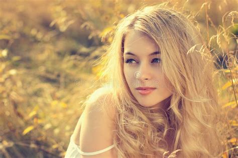 Portrait De Femme Blonde Sur Le Fond De Nature Image Stock Image Du Attrayant Fille