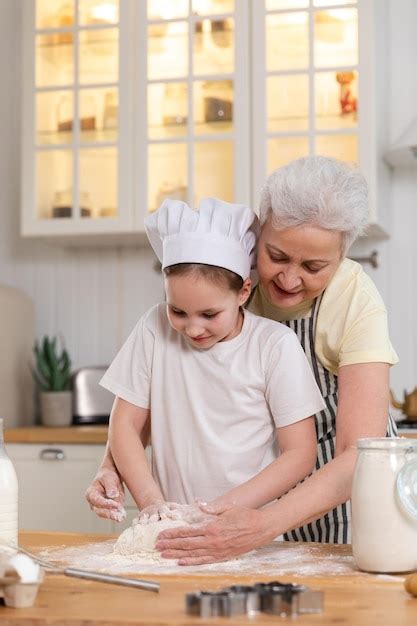 Familia feliz en la cocina abuela y nieta niño cocinan juntos en la