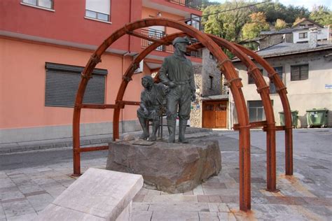 Monumento A La Familia Minera Cerredo Dega A Asturias Mti Blog