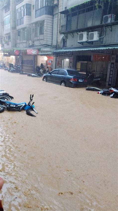 驚人照片曝光！北市遭豪雨狂炸信義區成水都 松仁路遭水淹沒 觸快訊