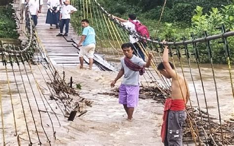 Sungai Ogan Di Oku Meluap Jembatan Penghubung Desa Nyaris Putus