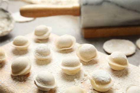 Tablero Con Las Bolas De Masa Hervida Crudas En La Tabla Primer Foto